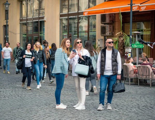 Bükreş, Romanya - 04.08.2022: Bükreş 'teki eski kent merkezinin sokaklarında çok sayıda insanla dolu bir hafta sonu..