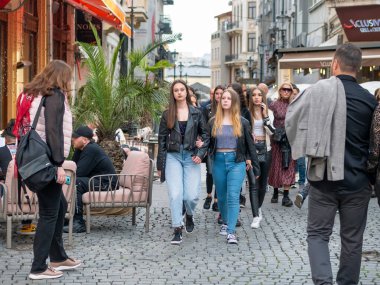 Bükreş, Romanya - 04.08.2022: Bükreş 'teki eski kent merkezinin sokaklarında çok sayıda insanla dolu bir hafta sonu..