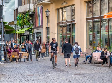 Bükreş, Romanya - 04.08.2022: Bükreş 'teki eski kent merkezinin sokaklarında çok sayıda insanla dolu bir hafta sonu..