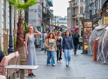 Bükreş, Romanya - 04.08.2022: Bükreş 'teki eski kent merkezinin sokaklarında çok sayıda insanla dolu bir hafta sonu..