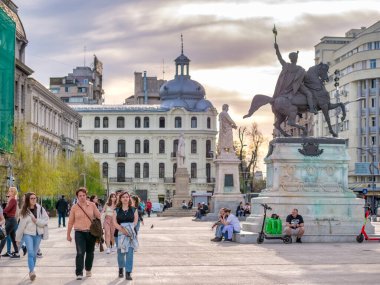 Bükreş, Romanya - 04.08.2022: Bükreş şehir merkezindeki Üniversite Meydanı 'nda çok sayıda insan ve turist