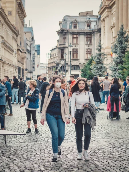 Bükreş, Romanya - 04.08.2022: Bükreş 'teki eski kent merkezinin sokaklarında çok sayıda insanla dolu bir hafta sonu..