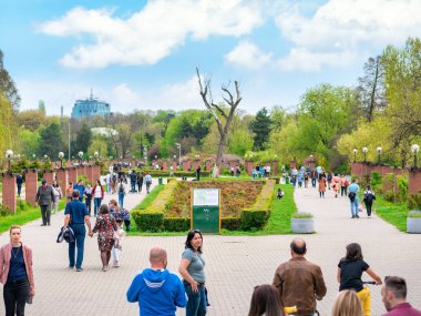 Bükreş, Romanya - 04.15.2022: Çok sayıda turist ve yerliyle dolu bir hafta sonu King Mihai I parkında gezintiye çıktı (Herestrau)