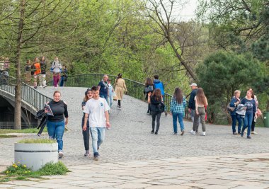 Bükreş, Romanya - 04.15.2022: Çok sayıda turist ve yerliyle dolu bir hafta sonu King Mihai I parkında gezintiye çıktı (Herestrau)