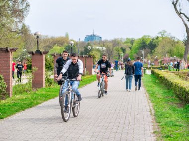 Bükreş, Romanya - 04.15.2022: Çok sayıda turist ve yerliyle dolu bir hafta sonu King Mihai I parkında gezintiye çıktı (Herestrau)