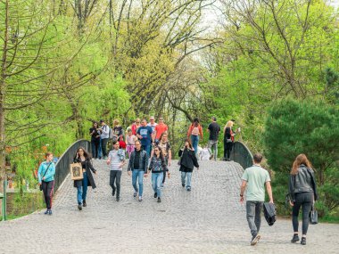 Bükreş, Romanya - 04.15.2022: Çok sayıda turist ve yerliyle dolu bir hafta sonu King Mihai I parkında gezintiye çıktı (Herestrau)