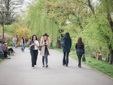 Bükreş, Romanya - 04.15.2022: King Mihai I parkında gezintiye çıkan güzel kızlarla dolu bir hafta sonu (Herestrau)
