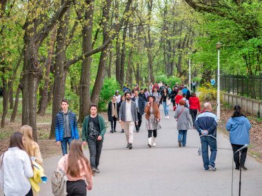 Bükreş, Romanya - 04.15.2022: Çok sayıda turist ve yerliyle dolu bir hafta sonu King Mihai I parkında gezintiye çıktı (Herestrau)