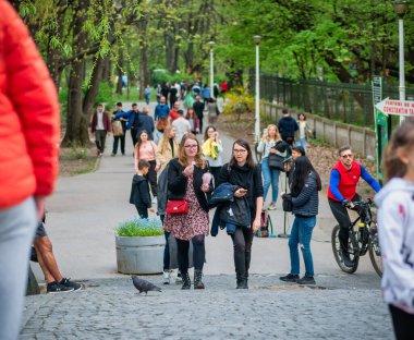 Bükreş, Romanya - 04.15.2022: Çok sayıda turist ve yerliyle dolu bir hafta sonu King Mihai I parkında gezintiye çıktı (Herestrau)