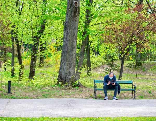 Bukurešť Rumunsko 2022 Osamělý Osamělý Muž Sedící Lavičce Parku King — Stock fotografie
