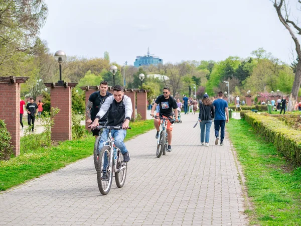 Bükreş, Romanya - 04.15.2022: Çok sayıda turist ve yerliyle dolu bir hafta sonu King Mihai I parkında gezintiye çıktı (Herestrau)