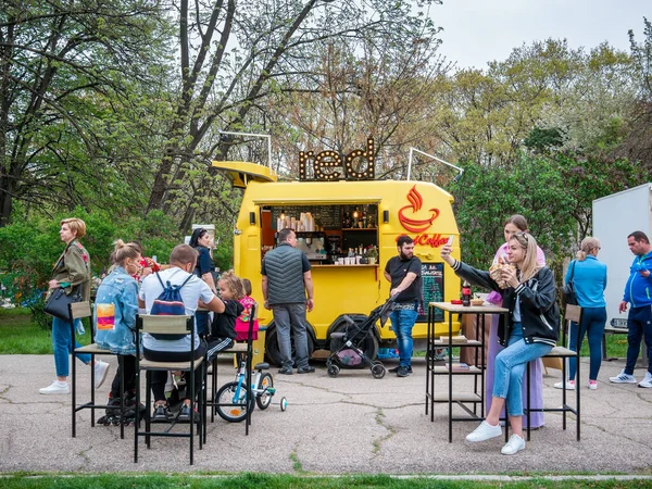 Bükreş, Romanya - 04.15.2022: Çok sayıda turist ve yerliyle dolu bir hafta sonu King Mihai I parkında gezintiye çıktı (Herestrau)
