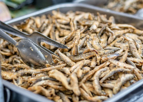 Lezzetli kızarmış ançüez satılık küçük balıklar. Taze tuzlu yemek..