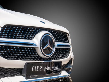 Bükreş, Romanya - 05.20.2022: Yeni Mercedes-Benz GLE Melez Plug in-in-Hybrid 'in ön kaput çubuğuyla ayrıntıları kapat