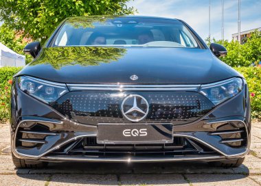 Bükreş, Romanya - 05.20.2022: Yeni Mercedes modeli EQS tam elektrikli otomobille ayrıntıları kapat.
