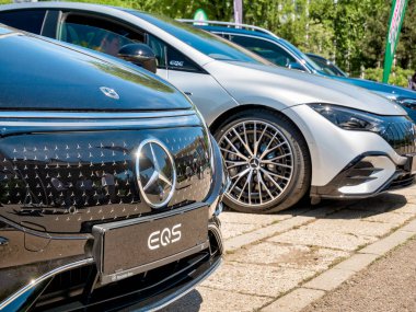 Bükreş, Romanya - 05.20.2022: Yeni Mercedes modeli EQS tam elektrikli otomobille ayrıntıları kapat.