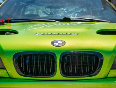 Bükreş, Romanya - 05.24.2022: Ön kaputun üzerinde BMW logosu bulunan ayrıntıları kapat.