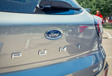 Bükreş, Romanya - 05.24.2022: Ford Puma otomobil modeli logosunun ayrıntılarını kapat