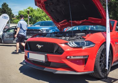 Yeni Ford Mustang GT ön kaputu ile detayları kapat.