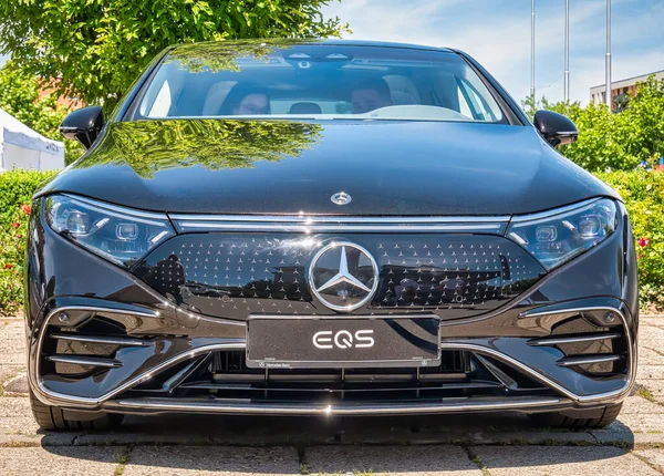 Bükreş, Romanya - 05.20.2022: Yeni Mercedes modeli EQS tam elektrikli otomobille ayrıntıları kapat.