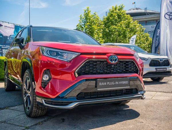 Bükreş, Romanya - 05.20.2022: Yeni Toyota RAV4 Plug-in-Hybrid arabasının ön kaputu ile ilgili ayrıntıları kapat