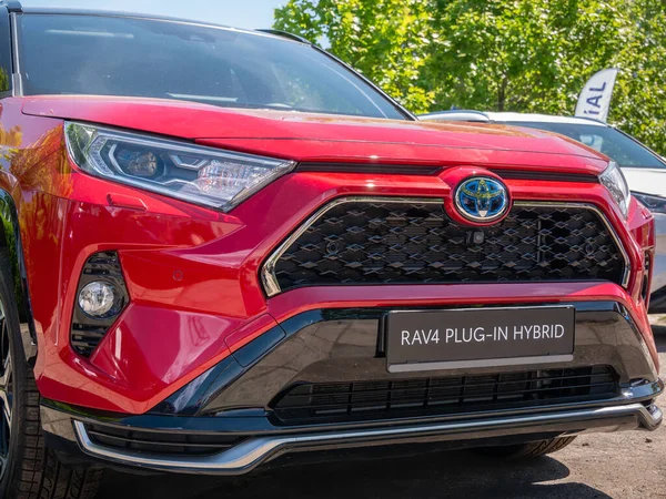 Bükreş, Romanya - 05.20.2022: Yeni Toyota RAV4 Plug-in-Hybrid arabasının ön kaputu ile ilgili ayrıntıları kapat