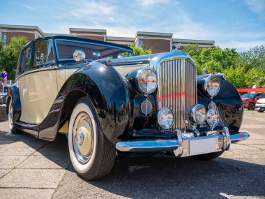 Bükreş, Romanya - 05.20.2022: Klasik lüks otomobil Bentley VI ile ön ve yan manzara.