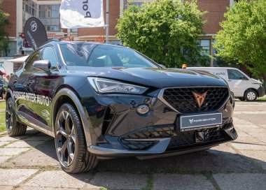 Bükreş, Romanya - 05.20.2022: Yeni Cupra Formentor SUV aracıyla ayrıntıları kapat.