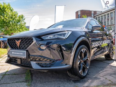 Bükreş, Romanya - 05.20.2022: Yeni Cupra Formentor SUV aracıyla ayrıntıları kapat.