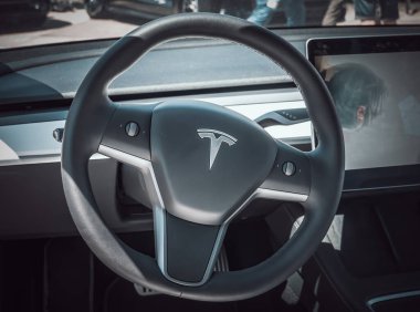 Bükreş, Romanya - 05.20.2022: Ünlü Amerikan lüks elektrikli otomobil markası Tesla 'nın iç ve direksiyonuna yakın durun