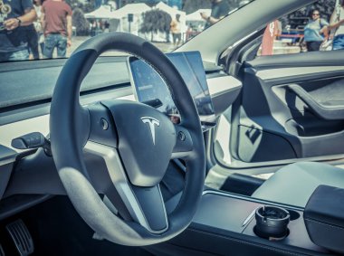 Bükreş, Romanya - 05.20.2022: Ünlü Amerikan lüks elektrikli otomobil markası Tesla 'nın iç ve direksiyonuna yakın durun