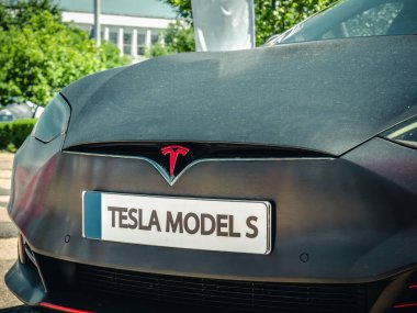 Bükreş, Romanya - 05.20.2022: Ünlü Amerikan lüks elektrikli otomobil markası Tesla 'nın S Modeliyle yakınlaş