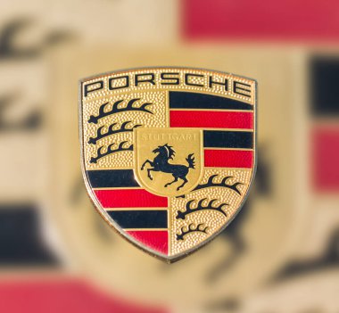 Bükreş, Romanya - 05.20.2022: Alman yüksek performanslı otomobil üreticisi Porsche AG 'nin ayrıntılı logosu