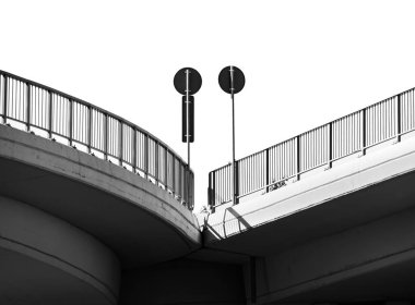 Soyut siyah beyaz resim. Köprüde trafik işaretleri