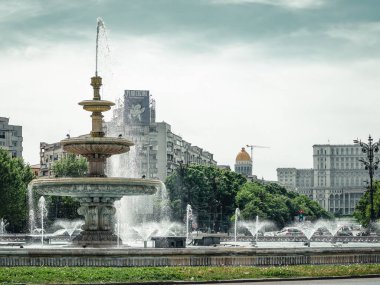 Bükreş, Romanya - Haziran 2022: Bükreş 'in merkezinde bulunan Unirii Meydanı' nın arka planında Parlamento Sarayı ve Halk Kurtuluş Katedrali bulunuyor