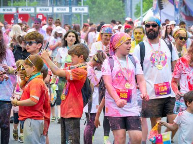 Bükreş, Romanya - Nisan 2022: Bükreş 'teki Color Run yarışına çok sayıda insan katılıyor. Kaufland sponsorluğunda ünlü boya yarışı