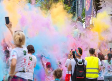Bükreş, Romanya - Nisan 2022: Bükreş 'teki Color Run yarışına çok sayıda insan katılıyor. Kaufland sponsorluğunda ünlü boya yarışı