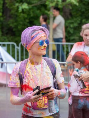 Bükreş, Romanya - Nisan 2022: Bükreş 'teki Color Run yarışına çok sayıda insan katılıyor. Kaufland sponsorluğunda ünlü boya yarışı