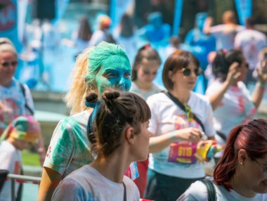 Bükreş, Romanya - Nisan 2022: Bükreş 'teki Color Run yarışına çok sayıda insan katılıyor. Kaufland sponsorluğunda ünlü boya yarışı