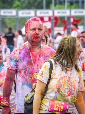 Bükreş, Romanya - Nisan 2022: Bükreş 'teki Color Run yarışına çok sayıda insan katılıyor. Kaufland sponsorluğunda ünlü boya yarışı
