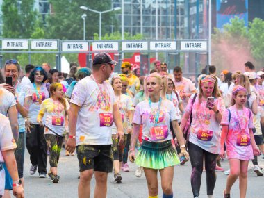 Bükreş, Romanya - Nisan 2022: Bükreş 'teki Color Run yarışına çok sayıda insan katılıyor. Kaufland sponsorluğunda ünlü boya yarışı