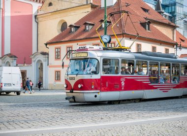 Prag, Çek Cumhuriyeti - Haziran 2022: Prag sokaklarında kırmızı vintage toplu taşımacılık
