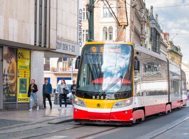 Prag, Çek Cumhuriyeti - Haziran 2022: Prag sokaklarında yeni modern tramvay numarası 9. Prag Entegre Taşımacılık veya Prazska Inteegrovana doprava