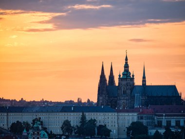 Prag, Çek Cumhuriyeti - Haziran 2022: Günbatımında Prag Kalesi ile güzel hava manzarası