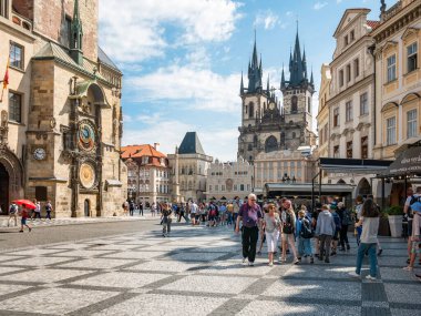Prag, Çek Cumhuriyeti - Haziran 2022: Prag Astronomik Saatine bakan eski bir kare kasabadaki kalabalık.