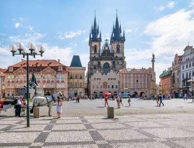 Prag, Çek Cumhuriyeti - Haziran 2022: Tyn 'den Önce Meryem Kilisesi (Chram Matky Boz pred Tynem) Prag' ın eski ve kare kasabasında