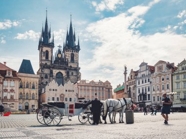 Prag, Çek Cumhuriyeti - Haziran 2022: Sigmund Freud heykeli heykeltraş David Cerny tarafından Prag 'da