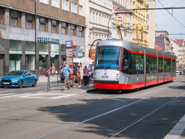 Prag, Çek Cumhuriyeti - Haziran 2022: Prag sokaklarında 3 numaralı yeni modern tramvay. Prag Entegre Taşımacılık veya Prazska Inteegrovana doprava