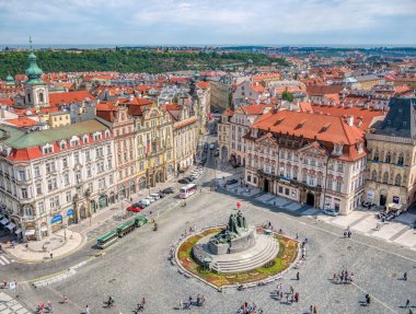 Prag, Çek Cumhuriyeti - Haziran 2022: Prag 'daki Eski Kent Meydanı' nda Jan Hus anıtı ile yukarıdan görünüm