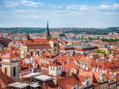 Prag, Çek Cumhuriyeti - Haziran 2022: Prag şehri ile güzel hava manzarası. Kırmızı kiremitli birçok geleneksel ev.